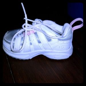 TODDLER NIKE TENNIS SHOES SIZE 4
